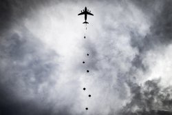 Fallschirm-Abwurf von Humvees ging schief Abwurf aus einem Transportflugzeug