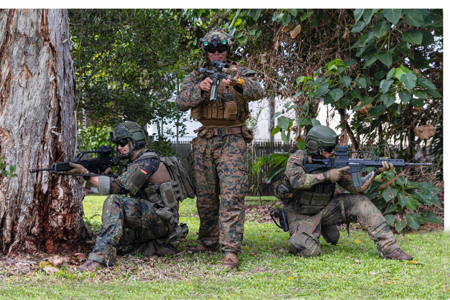 Amphibious Assault exercise during Talisman Sabre 23 Amphibische Angriffsübung für Talisman Sabre 23: Drei Soldaten vor dem Einstieg ins Landungsboot