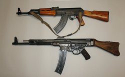 Sturmgewehr 44 (unten) und Kalaschnikov AK-47