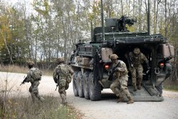 2/2 CR Squad Blank Fire Exercise US-Soldaten an einem Stryker-Kampffahrzeug (Grafenwöhr, Deutschland)