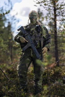 Schwedische Soldatin mit Bofors AK 5C