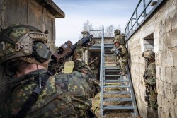 Panzergrenadierlehrbataillon 92 Ausbildung Orts- und Häuserkamp Panzergrenadiere beim gegenseitigen Sichern im Häuserkampf