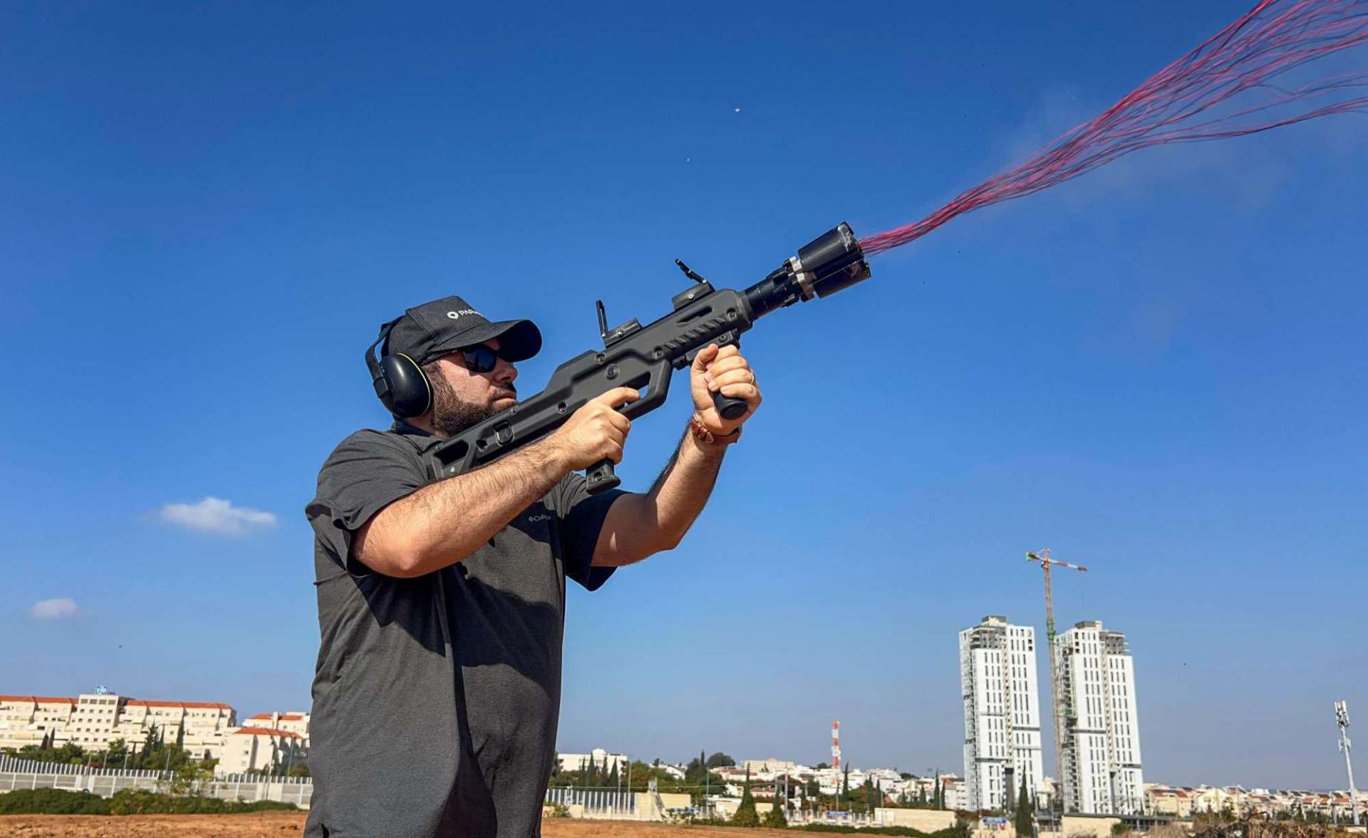 pro-zone: Der ParaZero DefendAir: Den Anti-Drohnen-Netzwerfer im Handwaffenformat gibt es als Pistole oder Gewehr − beide Modelle nutzen einen vom Airbag bekannten Antrieb