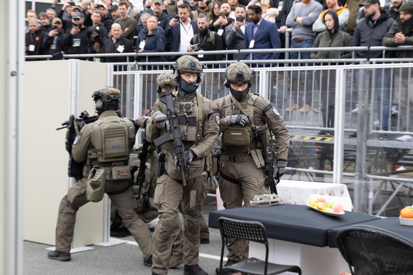 Zahlreiche Zuschauer beobachten das im Enforce Tac Village vorgeführte Einsatzszenario von der Tribüne aus.