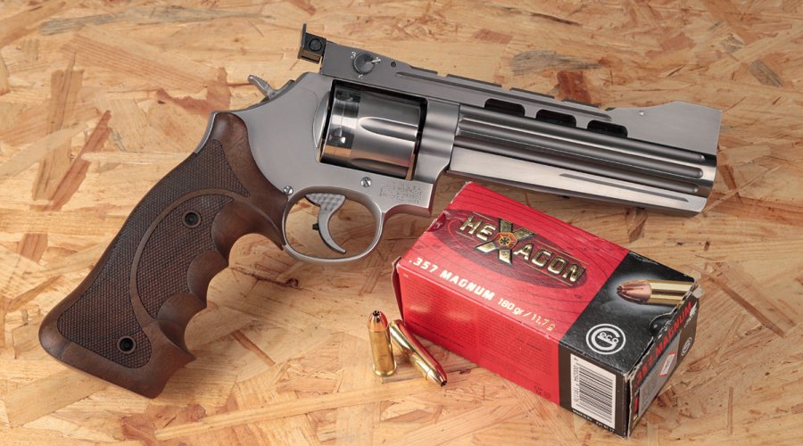 GECO Hexagon .357 Magnum Patronen mit Verpackung und Revolver Merkle Highmaster