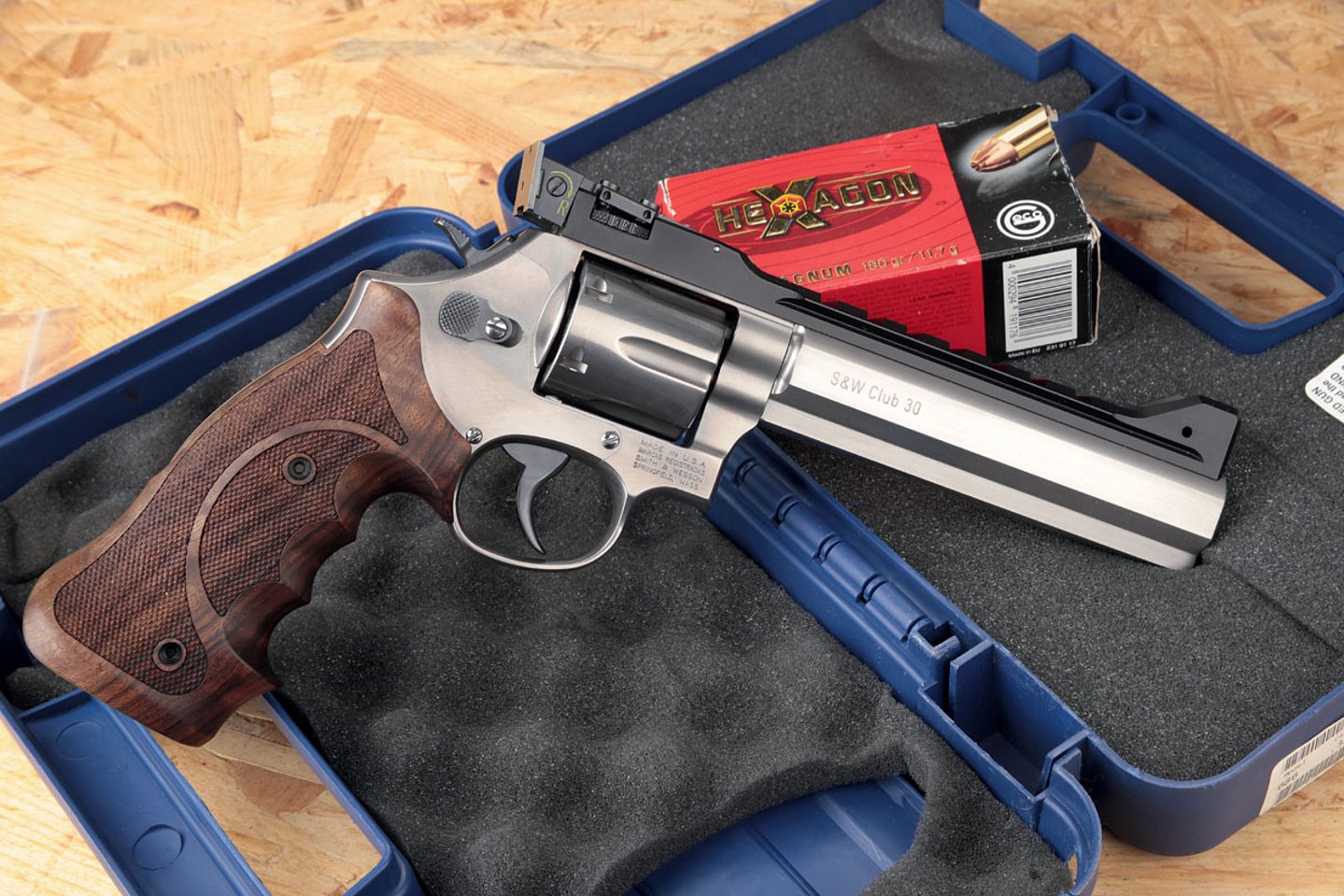 Revolver Smith & Wesson Modell 686 Club 30 HBH mit Packung GECO Hecagon .357 Magnum