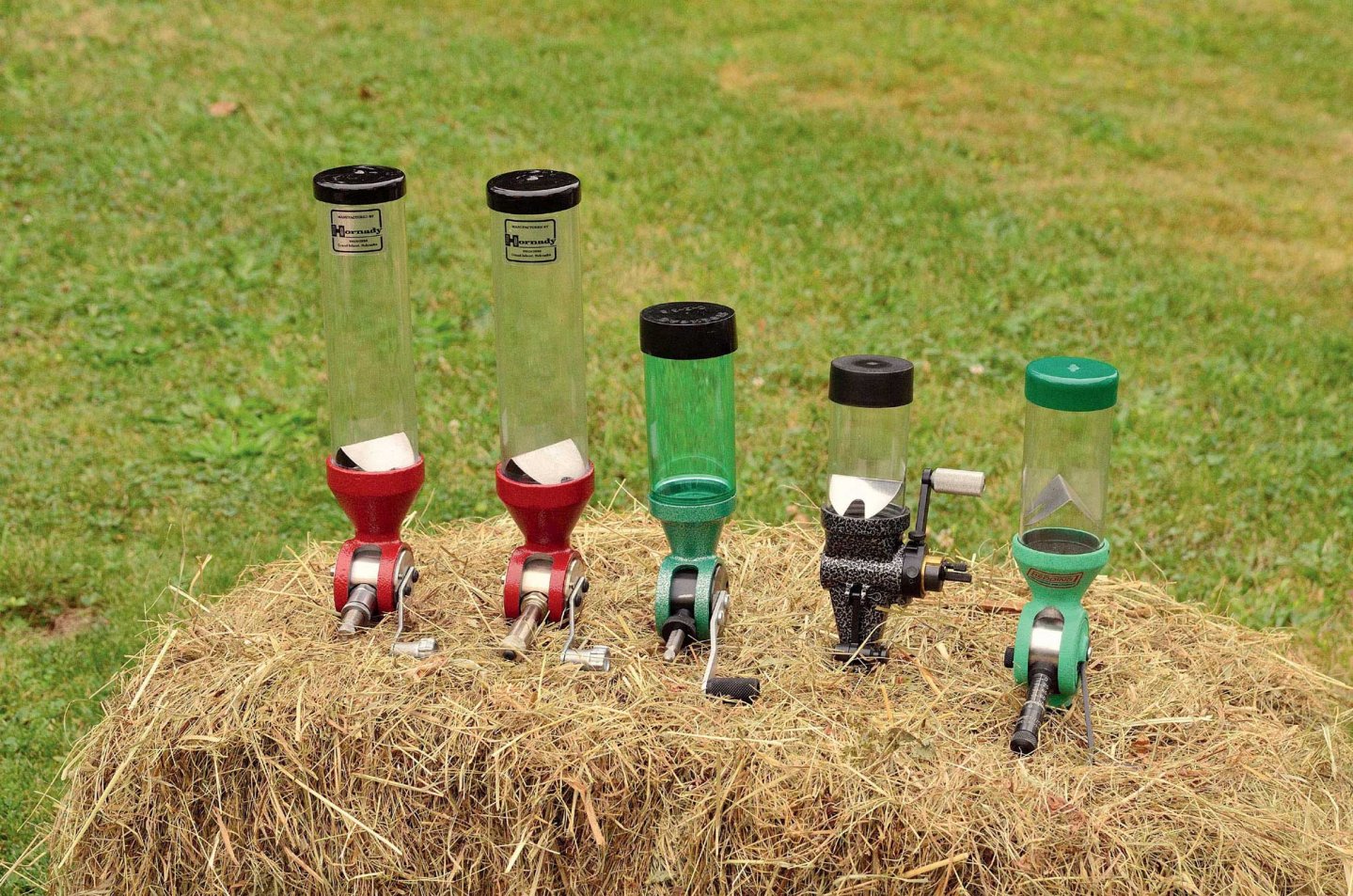 Vergleichstest von fünf Pulverfüllgeräten Fünf Pulverfüllgeräte aneinander gereiht