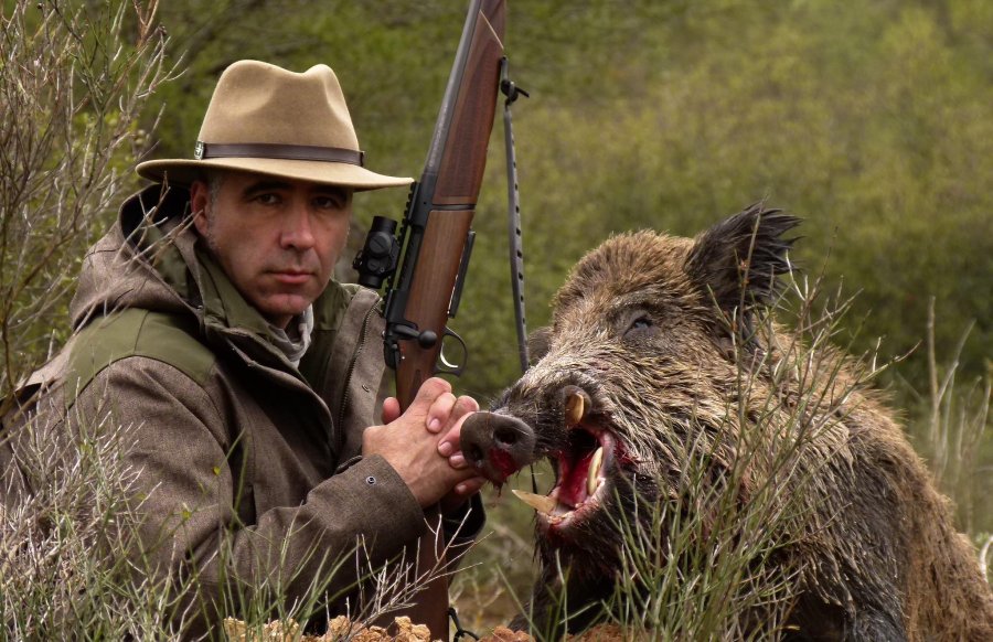 Büchsenpatrone .30-06 Springfield: Universalkaliber für Jagd und Sport Jäger posiert mit Repetierbüchse Bergara BX-11 im Kaliber .30-06 Springfield neben erlegtem Wildschwein