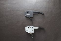 Abzug Ruger American Rimfire (unten), Timney 640R-Abzug oben