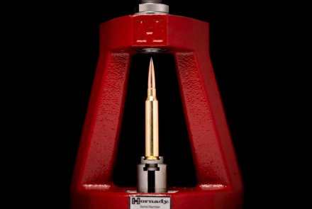 Brandneue Hornady A-TIP Matchgeschosse Patrone mit HORNADY A-TIP Matchgeschoss in einer Ladepresse.