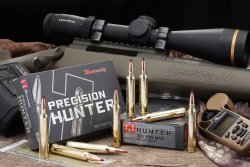 Hornady ELD Expending Hornady Precision Hunter Munition mit Gewehr im Hintergrund.