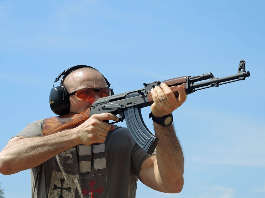 Patrone im Kaliber 7,62 x 39 mm Schütze mit einem Gewehr im Kaliber 7,62x39.