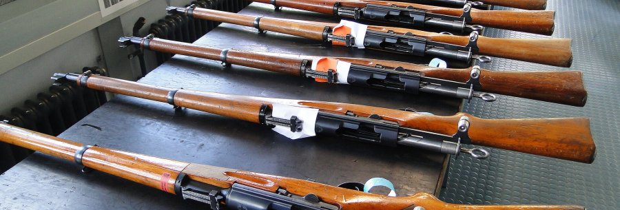 Know-how mit all4shooters: Was Sie über das deutsche Beschussrecht und Ihre Schusswaffen wissen müssen Schweizer Geradzug-Karabiner warten auf ihren Beschuss im Beschussamt Ulm.