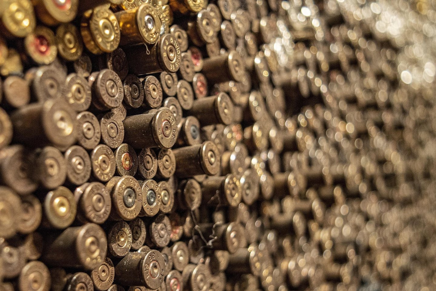 Abgeschossene Kurzwaffen-Hülsen/Pixabay-Bild von Roy Harryman