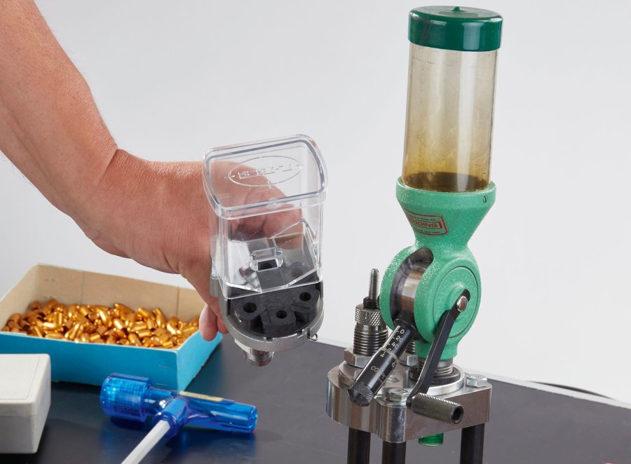 Wiederladen für Einsteiger mit der Lee-Turret-Presse – Schwerpunkt Kurzwaffe Walzenfüllgerät von Lee in der Hand des Wiederladers.