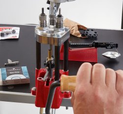 Wiederladen für Einsteiger mit der Lee-Turret-Presse – Schwerpunkt Kurzwaffe Hand am Hebel der Presse von Lee.