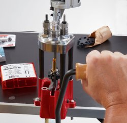 Wiederladen für Einsteiger mit der Lee-Turret-Presse – Schwerpunkt Kurzwaffe Hand an der Lee-Presse mit Patrone im Gerät.