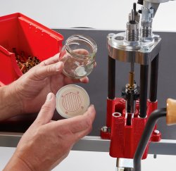 Wiederladen für Einsteiger mit der Lee-Turret-Presse – Schwerpunkt Kurzwaffe Marmeladenglas für das Fangen der Zündhütchen.