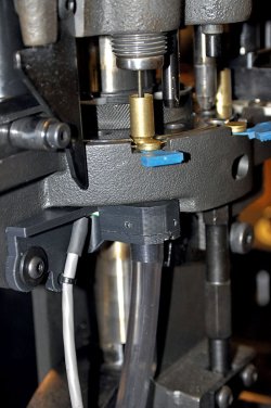 Test: Mark 7 Autodrive-System für die Progressivpresse Dillon 1050 Optischer Sensor am Mark 7 Autodrive-System
