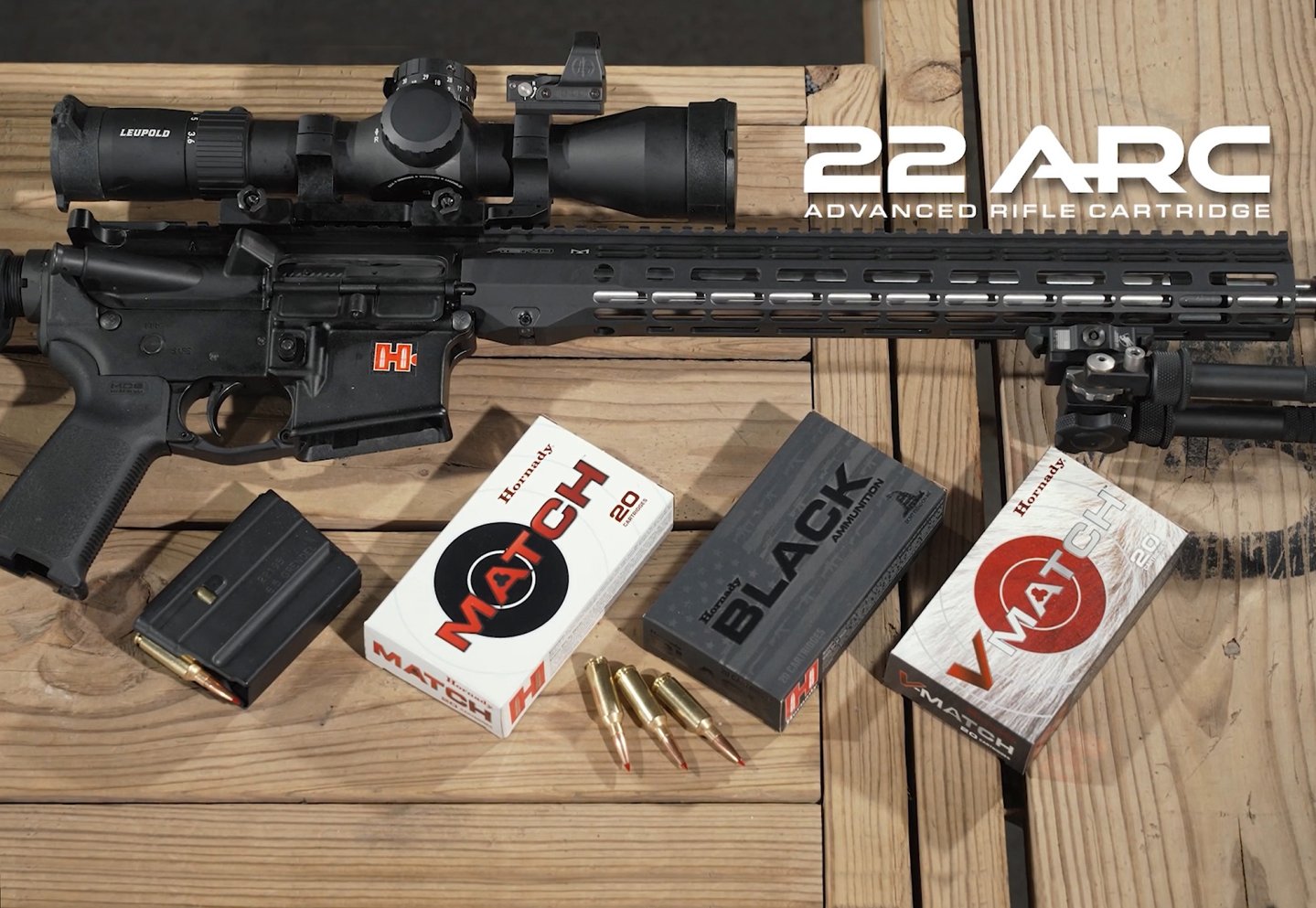 Mit der .22 ARC lanciert Hornady eine weitere Patrone mit imposanten ballistischen Eigenschaften in der für die AR15-Plattform konzipierten Advanced Rifle Cartridge-Reihe Schachteln und Patronen der neuen .22 ARC-Munition von Hornady neben einem Longe Range-tauglichen Gewehr auf AR-15-Basis.