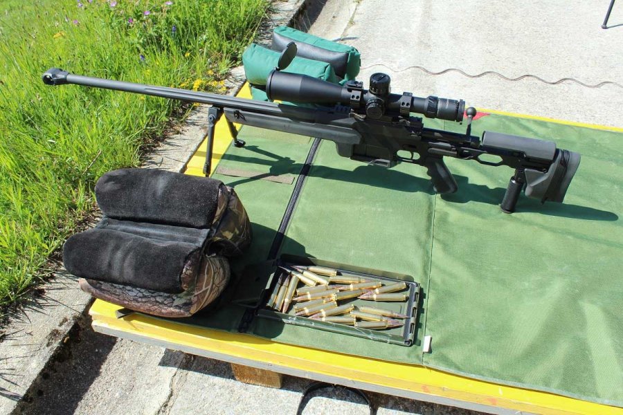 Exklusiv schon getestet: .375 Swiss P – das neue Scharfschützenkaliber von RUAG Ammotec PGM Hecate II und Schale mit Patronen in .375 Swiss P