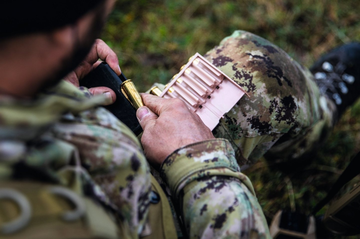 Scharfschützen weltweit - aktuelle Munition und Ballistik Ein italienischer Scharfschütze beim Auffüllen des Magazins