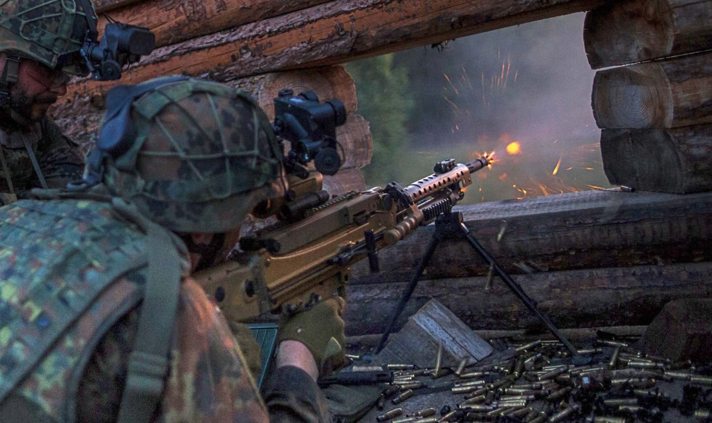Schießlehrerlehrgang mit MG5 und MG3 in Hammelburg Soldat der Bundeswehr schießt dem Maschinengewehr MG5.