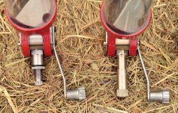 Vergleichstest von fünf Pulverfüllgeräten Zwei Hornady Pulverfüllgeräte nebeneinander