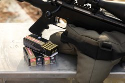 RWS R Plus Long Range: Die neue Kleinkaliberpatrone für Distanzen jenseits der 200 Meter ist ab sofort verfügbar Waffe mit drei Schachtel der neuen RWS R Plus Long Range.