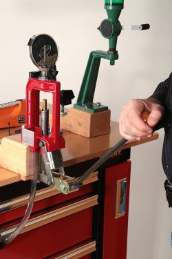 Wiederladen: Was Einsteiger alles vor dem selbstständigen Herstellen ihrer Munition beachten sollten. MS Matritzen fuer huelsen zum wiederladen von munition auf der werkbank