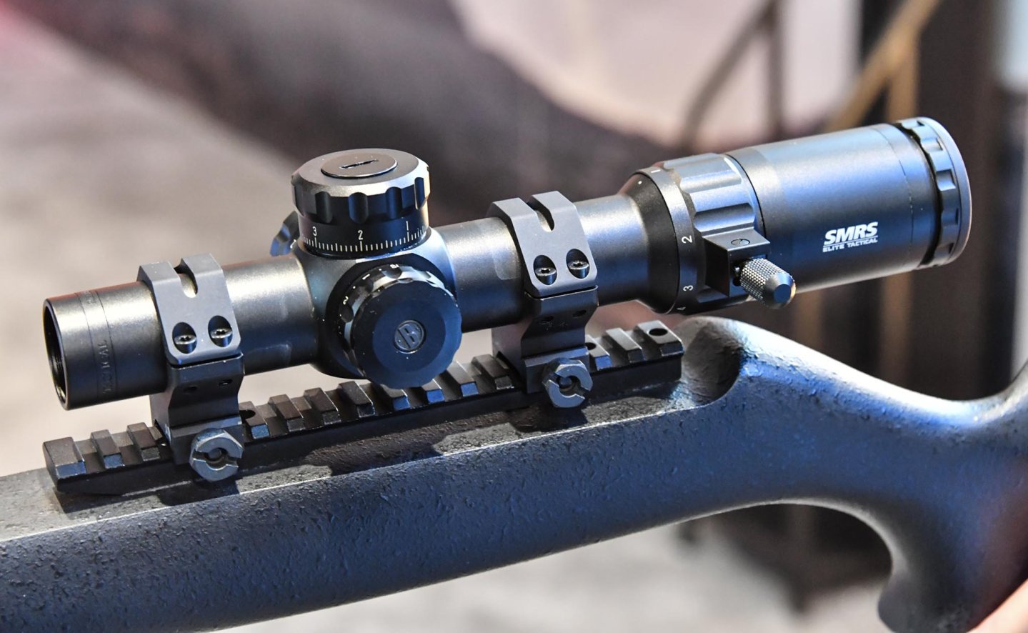 Bushnell Elite Tactical: Drei neue Modelle der taktischen Zielfernrohre  Bushnell Elite Tactical SMRS 1-6,5x24 auf Waffe montiert.