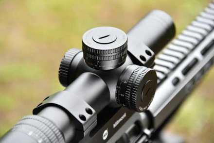 Test: GECO Black 1-8x24i Tac Zielfernrohr für Sportschützen Verstelltürme des GECO Black Zielfernrohrs