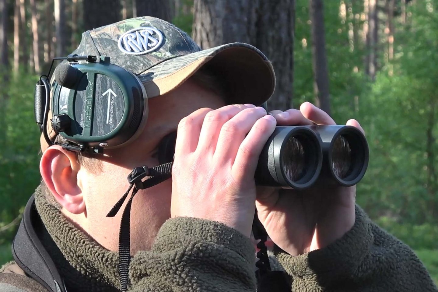 Jäger schaut durch GECO Gold Fernglas