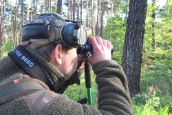 GECO Gold 10x42 und 10x50: die Ferngläser in der Jagdpraxis Jäger glast bei der Bockjagd eine Schneise im Wald mit einem GECO Gold Fernglas ab
