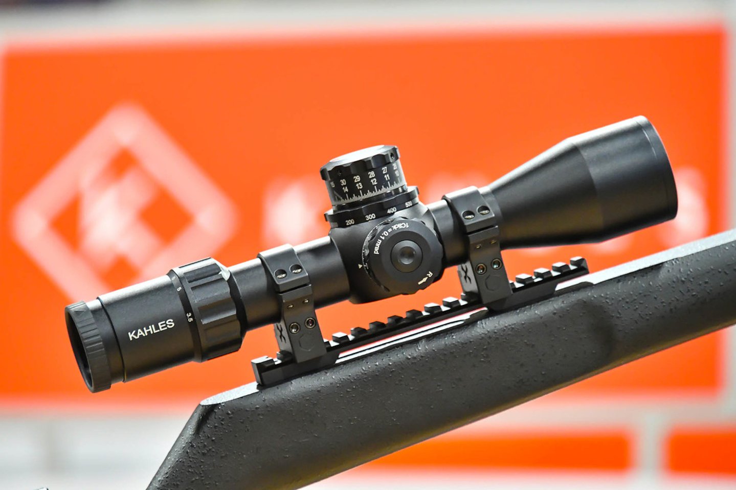 KAHLES K318i 3,5-18x50i: kurzes Zielfernrohr für Sportschützen Das Zielfernrohr K318i 3,5-18x50i montiert auf einer Demowaffe