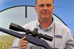 Kahles K624i SHOT Show Das Kahles K624i wird uaf der SHOT Show 2016 zur Präsentation in die Kamera gehalten.