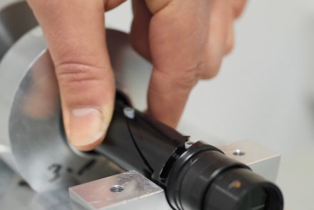 Wie entsteht ein MINOX Zielfernrohr? Ein Techniker von Minox justiert das Umkehrsystem des Zielfernrohrs.