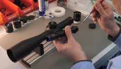 Wie entsteht ein MINOX Zielfernrohr? Ein Mitarbeiter von Minox schiebt das Umkehrsystem in den Rohrkörper des Zielfernrohrs.