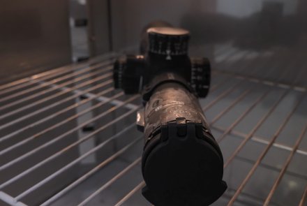 Wie entsteht ein MINOX Zielfernrohr? Das Minox ZP Zielfernrohr wird zum Kältetest in den Klimaschrank gelegt.