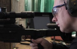 Wie entsteht ein MINOX Zielfernrohr? Das Minox ZP Zielfernrohr ist montiert und wird auf dem Schießstand getestet.