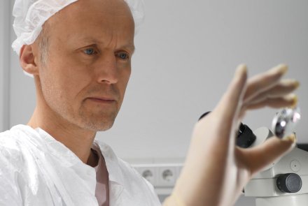 Wie entsteht ein MINOX Zielfernrohr? Ein Mitarbeiter inspiziert eine Linse des Minox ZP Zielfernrohrs.