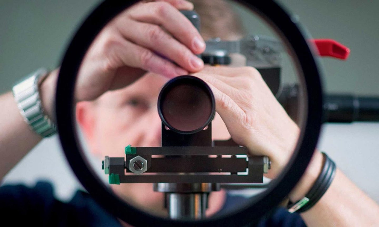 Besuch beim Zielfernrohr-Hersteller KAHLES Kontrolle der Optik