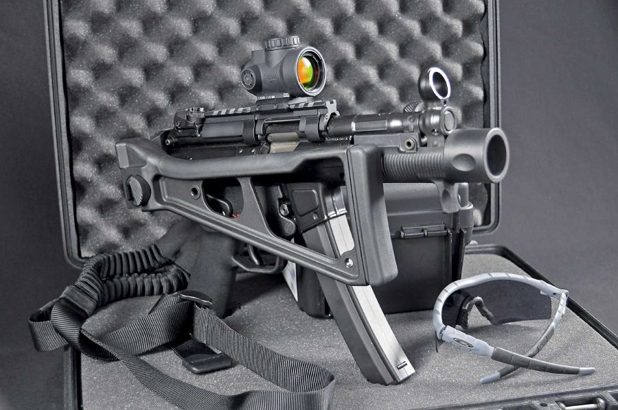 Für den Praxistest wurde das Trijicon MRO 1x25 Leuchtpunktvisier auf einem Pistolenkarabiner in Gestalt des legendären Heckler & Koch MP5K im Kaliber 9 mm Luger montiert. Unserer Meinung nach zwei, die füreinander gemacht sind. Für den Praxistest wurde das Trijicon MRO 1x25 Leuchtpunktvisier auf einem Pistolenkarabiner in Gestalt des legendären Heckler & Koch MP5K im Kaliber 9 mm Luger montiert. Unserer Meinung nach zwei, die füreinander gemacht sind.