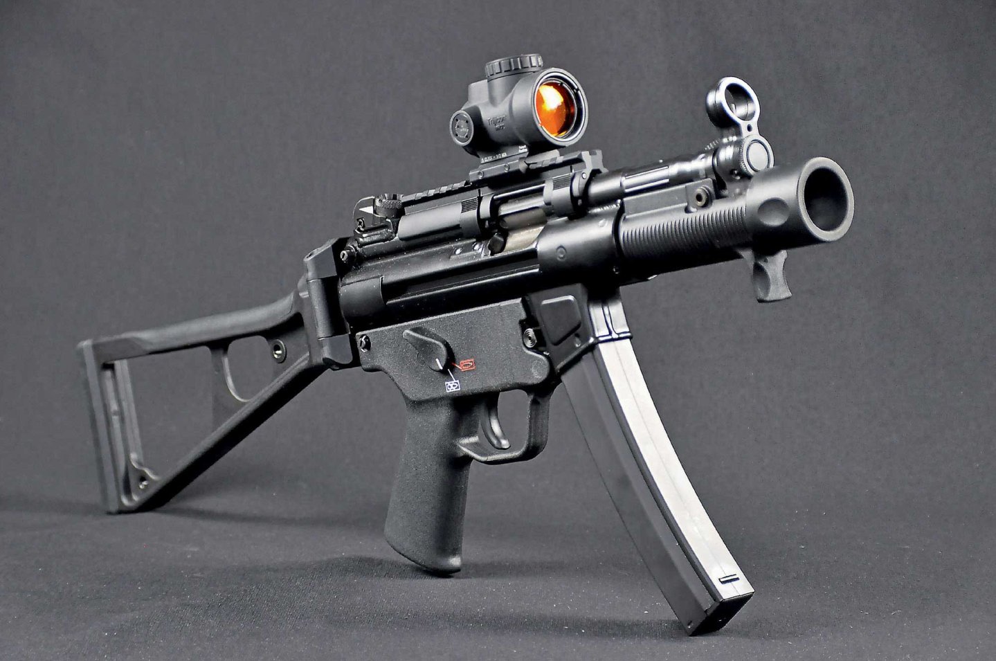 Für den Praxistest wurde das Trijicon MRO 1x25 Leuchtpunktvisier auf einem Pistolenkarabiner in Gestalt des legendären Heckler & Koch MP5K im Kaliber 9 mm Luger montiert. Unserer Meinung nach zwei, die füreinander gemacht sind.