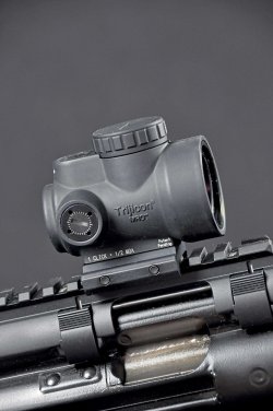Das hervorstechendste Designmerkmal des Trijicon MRO ist seine Glockenform. Das Objektiv ist mit 25 mm größer als das lediglich 20,4 mm messende Okular. Hierdurch vergrößert sich das Sichtfeld und die Zielaufnahme wird verbessert. Das hervorstechendste Designmerkmal des Trijicon MRO ist seine Glockenform. Das Objektiv ist mit 25 mm größer als das lediglich 20,4 mm messende Okular. Hierdurch vergrößert sich das Sichtfeld und die Zielaufnahme wird verbessert.