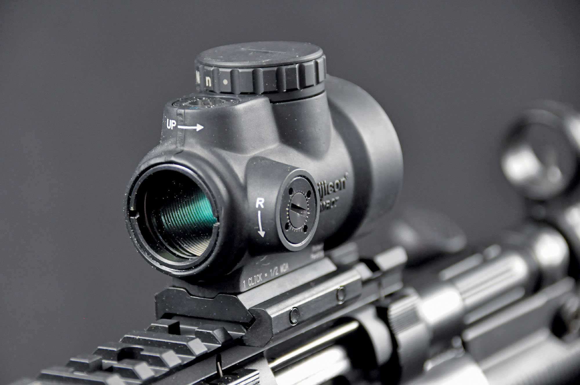 Die werkzeuglos zu bedienende Seiten- und Höhenverstellung sitzt gut geschützt innerhalb des Gehäuses und kommt so ohne Schutzkappen aus.