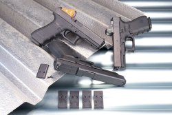Dreimal Glock: Unten eine Glock 41 Gen 4 M.O.S. von oben, um die Montage von Abdeck- und Adapterplatten zu zeigen. Oben links eine Glock 17 Gen 4 M.O.S. mit Doctersight C, rechts eine Glock 19 Gen 4 M.O.S. mit Doctersight III. Dreimal Glock: Unten eine Glock 41 Gen 4 M.O.S. von oben, um die Montage von Abdeck- und Adapterplatten zu zeigen. Oben links eine Glock 17 Gen 4 M.O.S. mit Doctersight C, rechts eine Glock 19 Gen 4 M.O.S. mit Doctersight III.