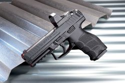 Heckler & Koch SFP 9 OR, bestückt mit einem Red Dot des Typs Leupold Delta Point Pro. Heckler & Koch SFP 9 OR, bestückt mit einem Red Dot des Typs Leupold Delta Point Pro.