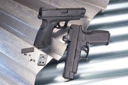 HS Produkt XDM-9 4.5 OSP, einmal mit abgeschraubter Abdeckplatte, einmal mit montiertem Doctersight 2plus. HS Produkt XDM-9 4.5 OSP, einmal mit abgeschraubter Abdeckplatte, einmal mit montiertem Doctersight 2plus.