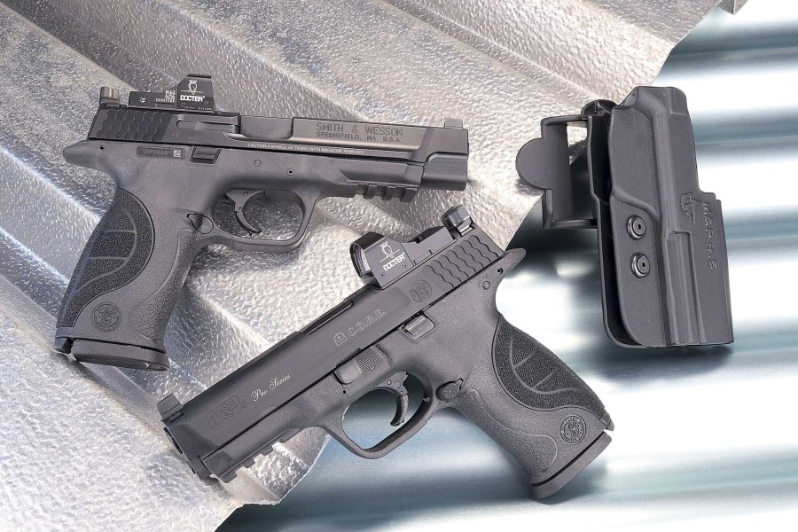 Smith & Wesson M & P C.O.R.E., oben die M & P 9L, unten die M & P 40, beide jeweils mit Doctersight 2plus. Rechts: Comp-Tac-Holster, passend für Carry-Optics-Pistolen. Smith & Wesson M & P C.O.R.E., oben die M & P 9L, unten die M & P 40, beide jeweils mit Doctersight 2plus. Rechts: Comp-Tac-Holster, passend für Carry-Optics-Pistolen.